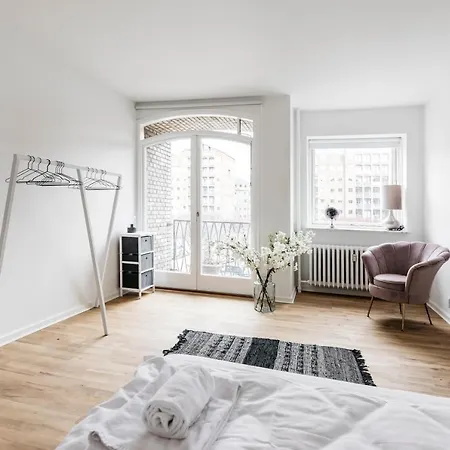 Apartment Large With 4 Balconies Next To The King's Garden *